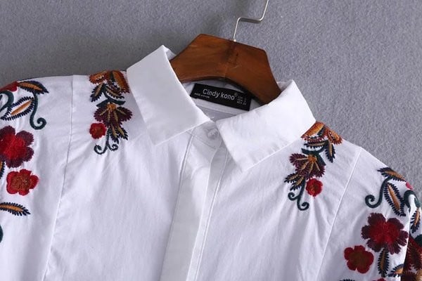 Cămașă modernă de damă în alb cu broderie