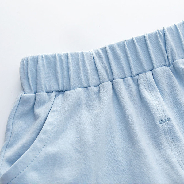 Pantaloni scurți pentru copii pentru băieți - în albastru cu aplicație