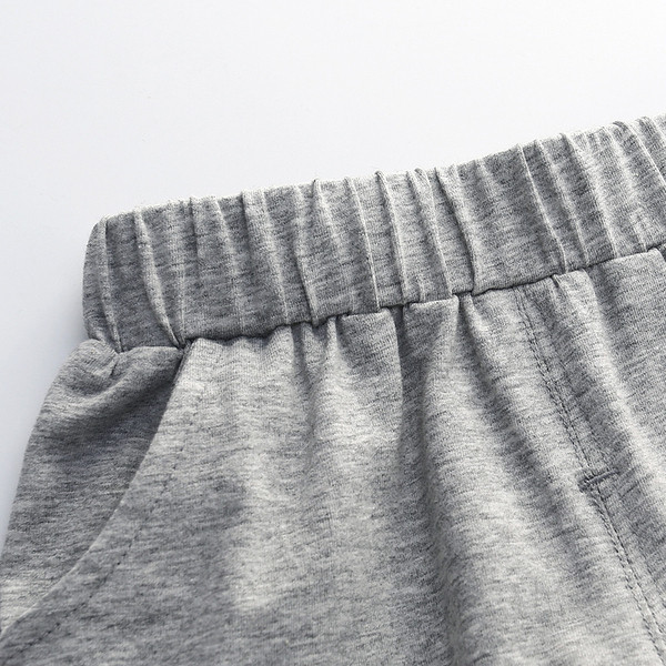 Pantaloni scurți pentru copii de culoare gri cu aplicație-pentru băieți