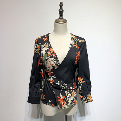 Bluză de damă elegantă cu decolteu în V de culoare neagră cu model floral