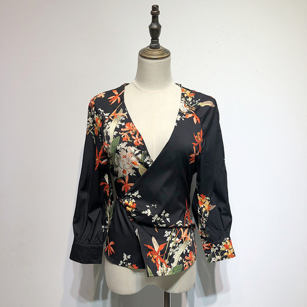 Bluză de damă elegantă cu decolteu în V de culoare neagră cu model floral