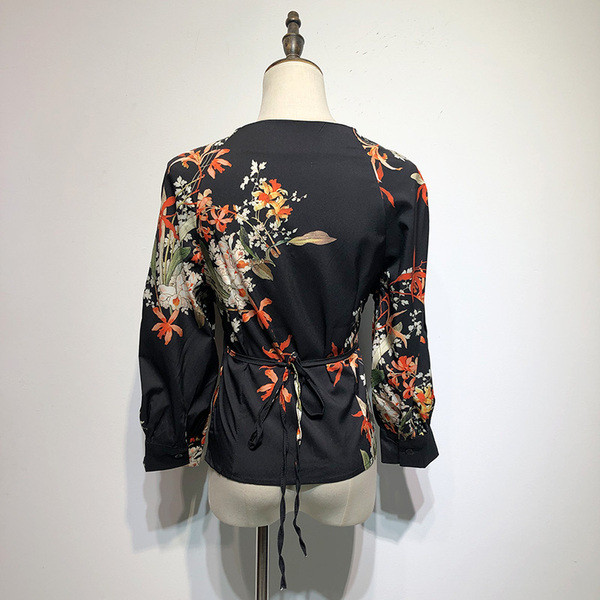 Bluză de damă elegantă cu decolteu în V de culoare neagră cu model floral