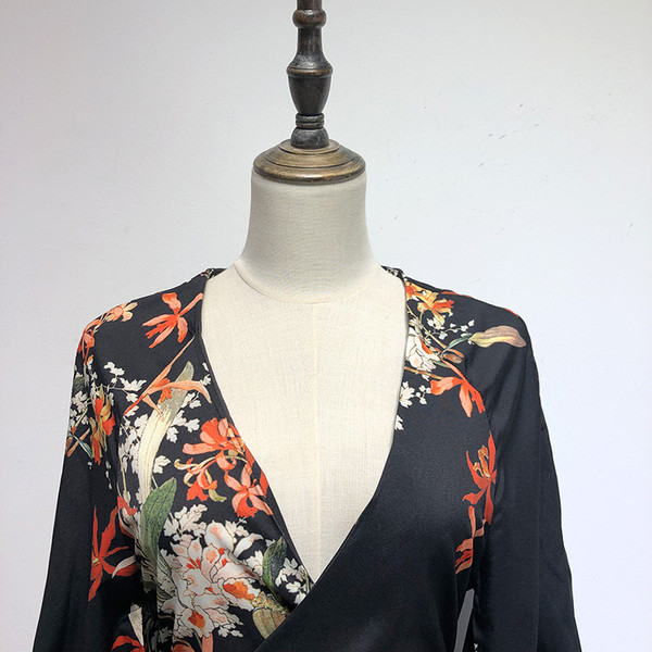 Bluză de damă elegantă cu decolteu în V de culoare neagră cu model floral