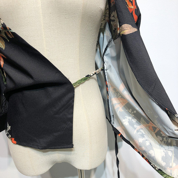 Bluză de damă elegantă cu decolteu în V de culoare neagră cu model floral