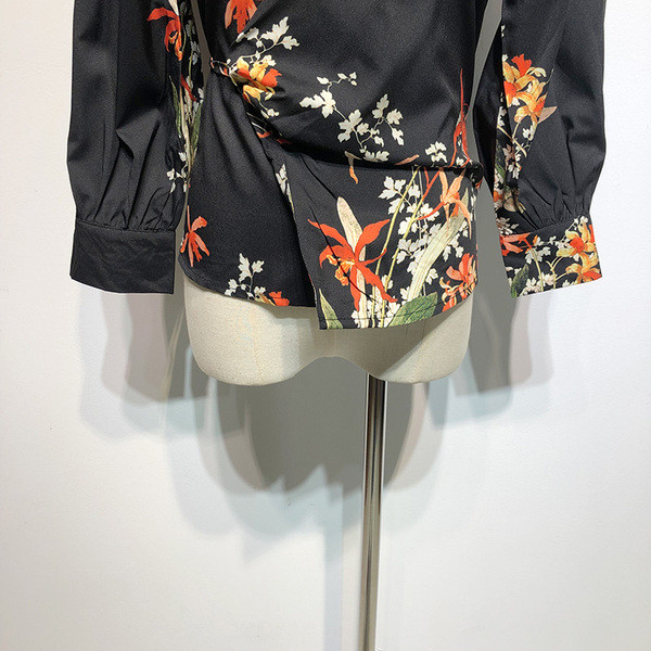 Bluză de damă elegantă cu decolteu în V de culoare neagră cu model floral