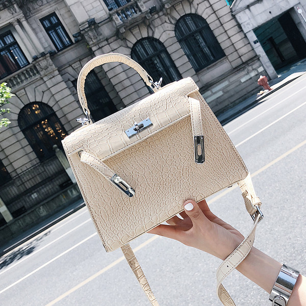 Geanta de dama eleganta cu inchidere metalica in trei culori