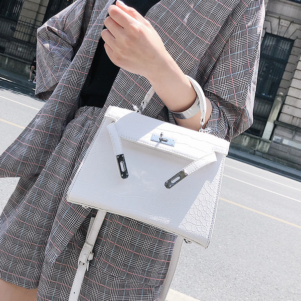 Geanta de dama eleganta cu inchidere metalica in trei culori