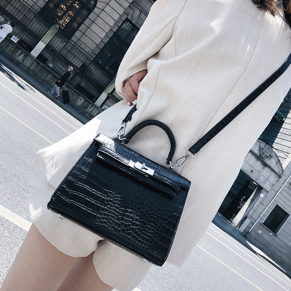 Geanta de dama eleganta cu inchidere metalica in trei culori