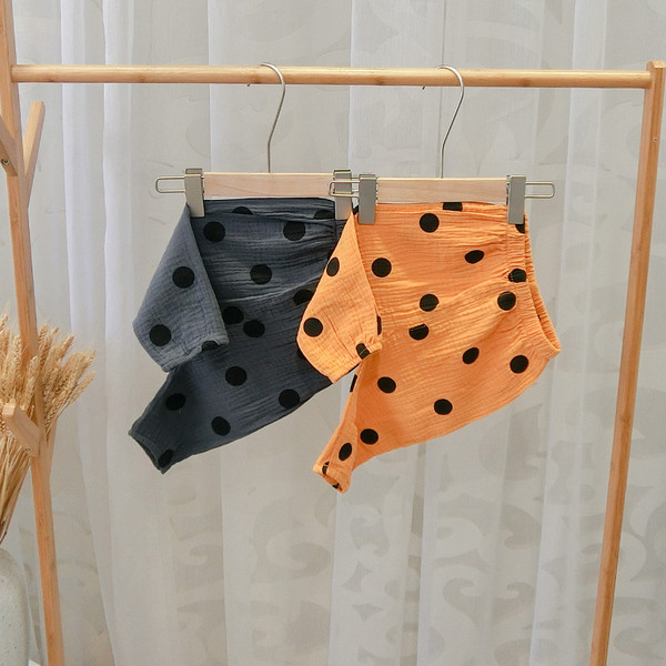 Pantaloni copii la modă cu buline în mai multe culori pentru fete