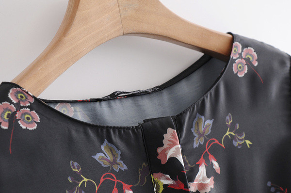 Bluză de damă din tul cu mâneci lungi și decolteu oval