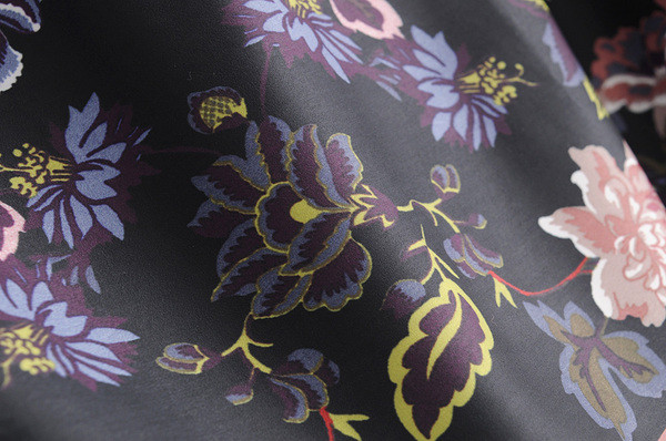 Bluză de damă din tul cu mâneci lungi și decolteu oval