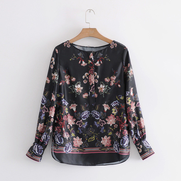 Bluză de damă din tul cu mâneci lungi și decolteu oval