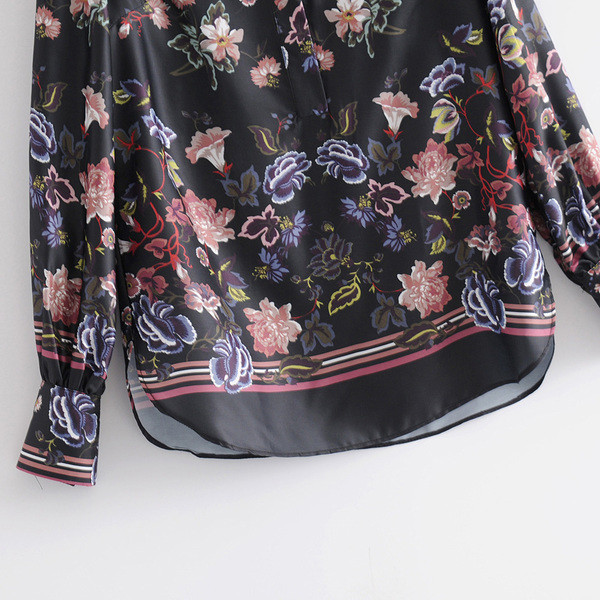 Bluză de damă din tul cu mâneci lungi și decolteu oval