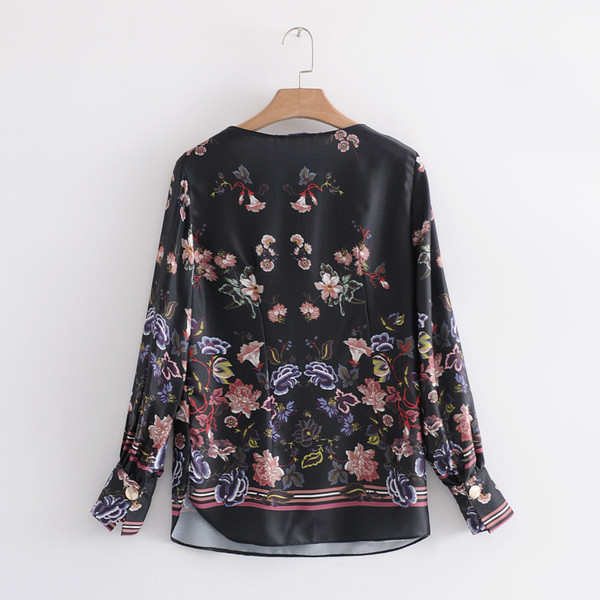 Bluză de damă din tul cu mâneci lungi și decolteu oval