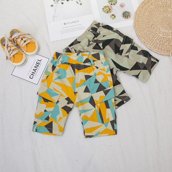 Pantaloni scurți colorați pentru băieți în două culori