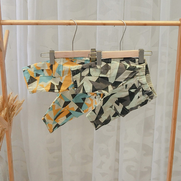 Pantaloni scurți colorați pentru băieți în două culori