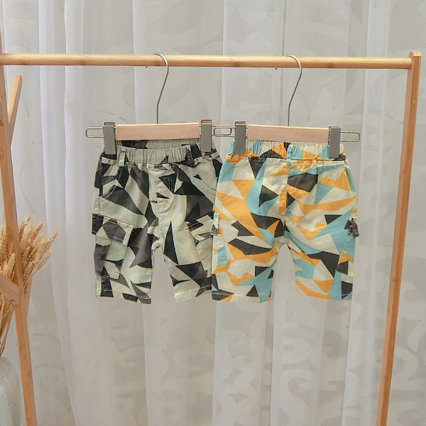 Pantaloni scurți colorați pentru băieți în două culori