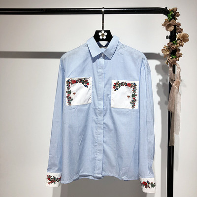 Дамска риза с дълъг ръкав и джобове в син цвят с бродерия 