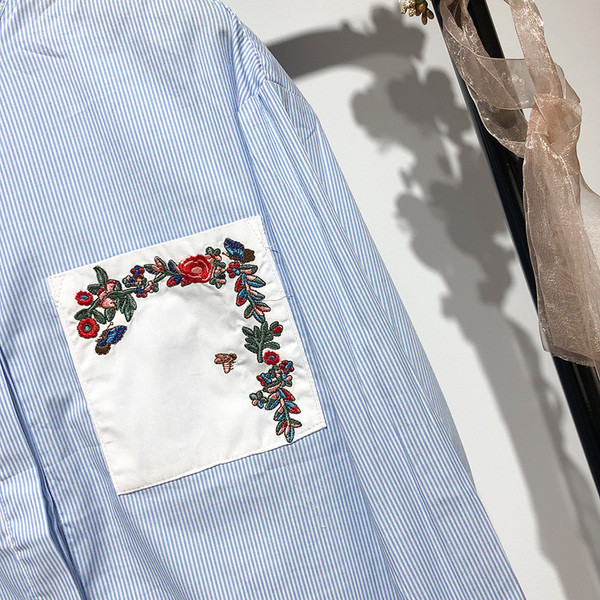 Дамска риза с дълъг ръкав и джобове в син цвят с бродерия 