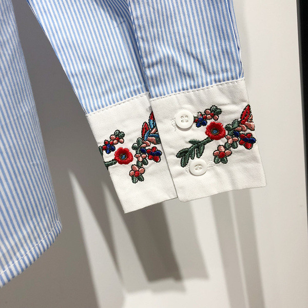 Дамска риза с дълъг ръкав и джобове в син цвят с бродерия 