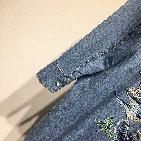 Cămașă lungă din denim cu broderie albastră