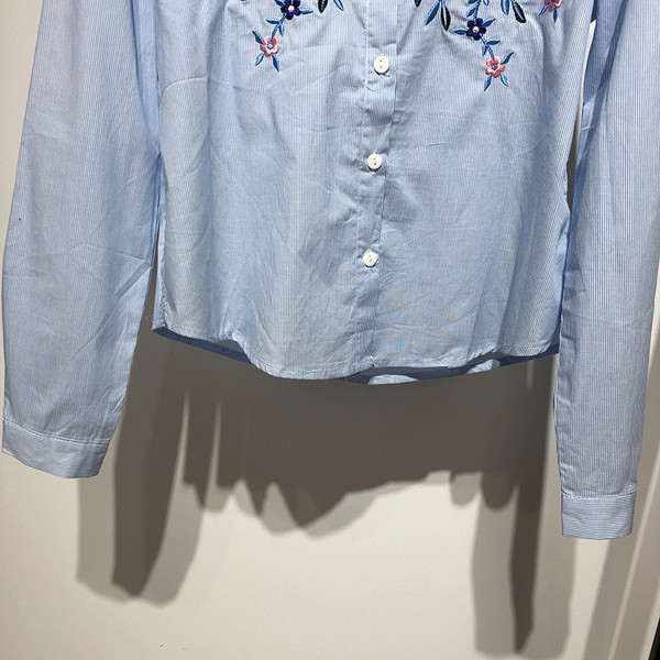 Cămașă cu mânecă lungă în dungi de culoare albastră, cu broderie