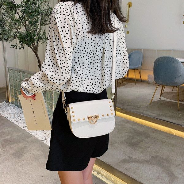 Geanta de dama moderna cu elemente metalice - in patru culori