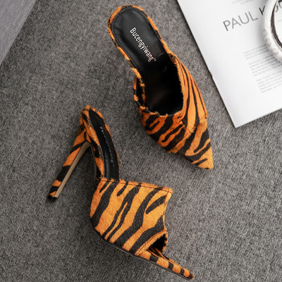 Papuci de dama actuali cu model animal in doua culori