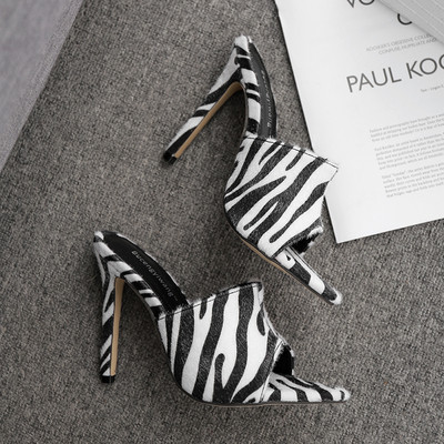 Papuci de dama actuali cu model animal in doua culori