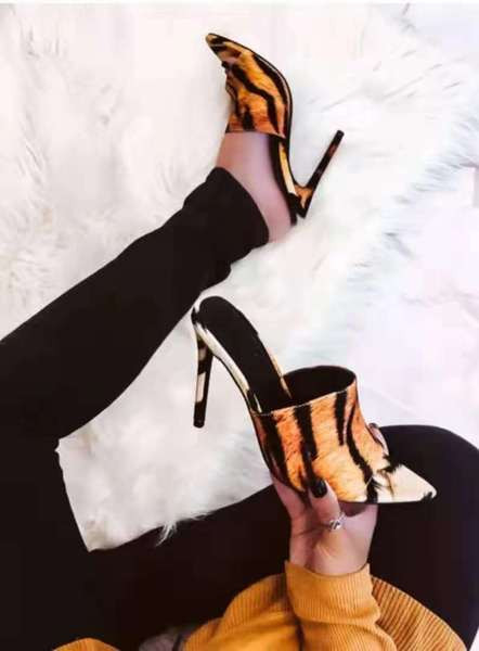 Papuci de dama actuali cu model animal in doua culori