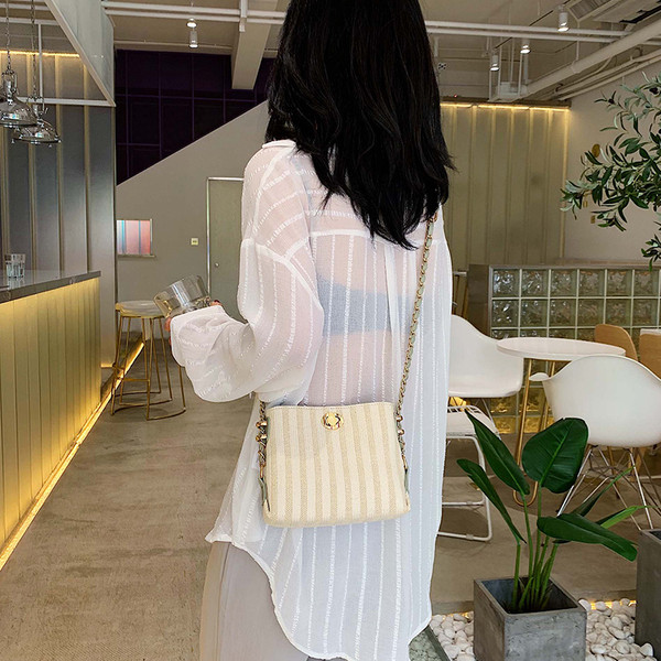 Geanta de dama eleganta cu inchidere metalica in trei culori