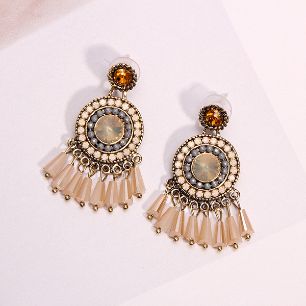 Cercei de dama actuali cu margele si pietre