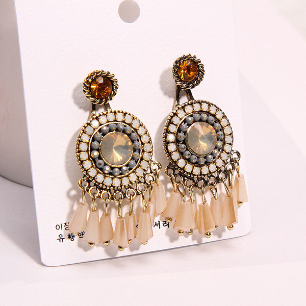 Cercei de dama actuali cu margele si pietre