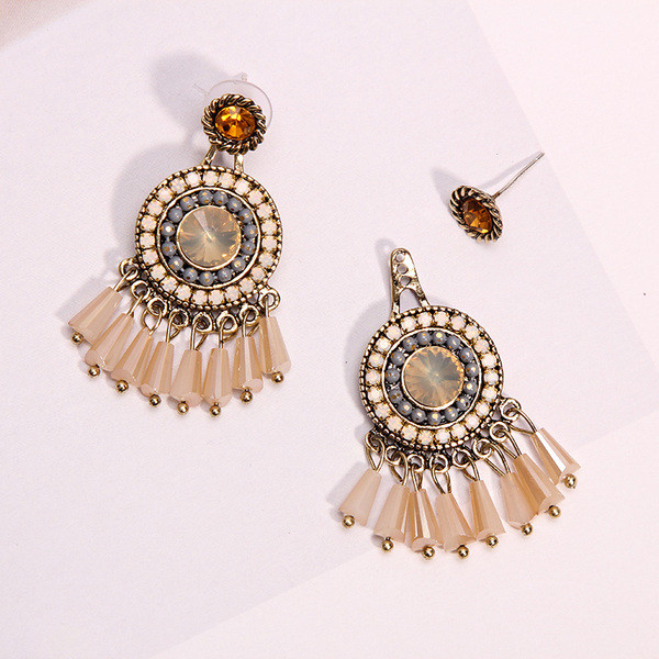 Cercei de dama actuali cu margele si pietre