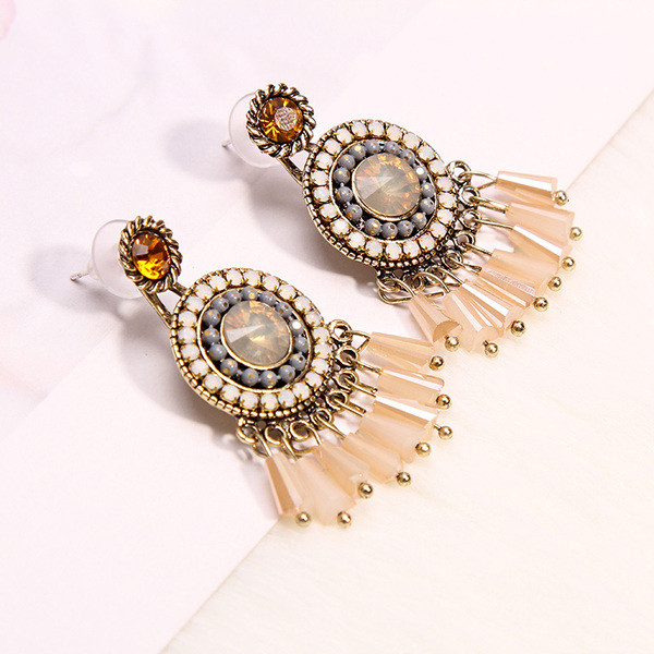 Cercei de dama actuali cu margele si pietre