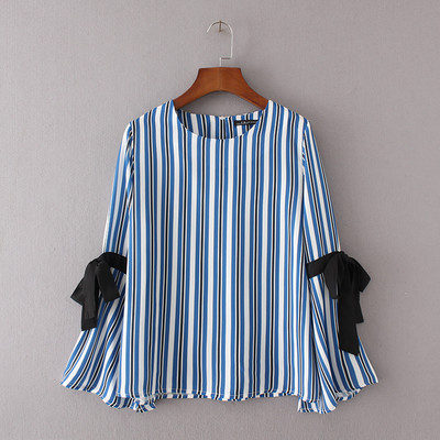 Bluză de damă în dungi, cu legături la mâneci