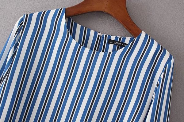 Bluză de damă în dungi, cu legături la mâneci