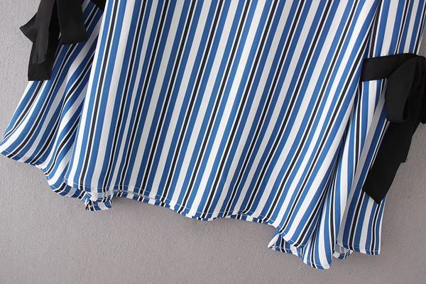 Bluză de damă în dungi, cu legături la mâneci