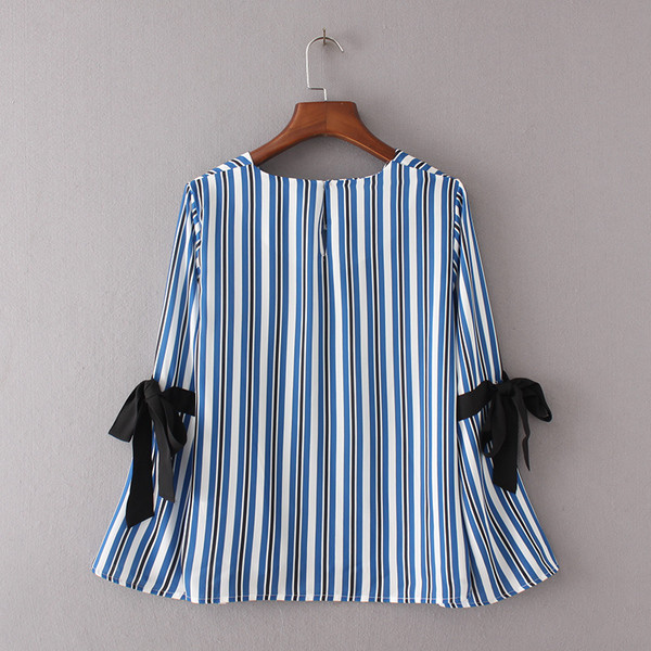 Bluză de damă în dungi, cu legături la mâneci