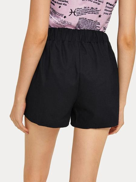 Pantaloni scurți de damă cu talie elastică și nasturi de culoare neagră