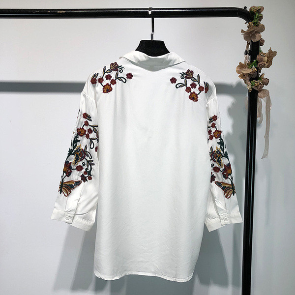 Cămașă albă de damă cu mâneci 7/8 și broderie