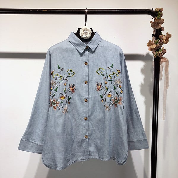 Cămașă de damă în albastru cu broderie