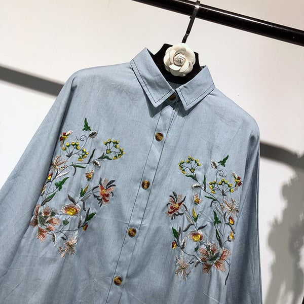 Cămașă de damă în albastru cu broderie