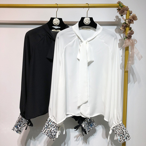 Cămașă elegantă de damă cu paiete pe mâneci în alb și negru