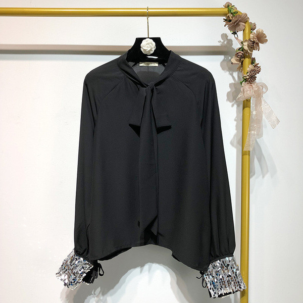 Cămașă elegantă de damă cu paiete pe mâneci în alb și negru