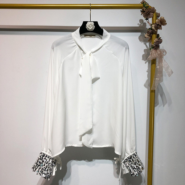 Cămașă elegantă de damă cu paiete pe mâneci în alb și negru