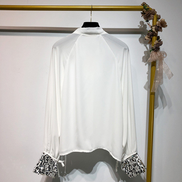 Cămașă elegantă de damă cu paiete pe mâneci în alb și negru