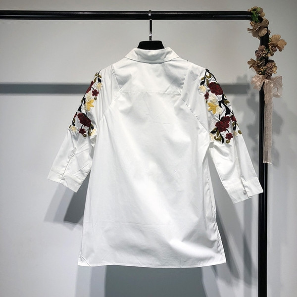 Cămașă albă de damă cu mâneci 7/8 și broderie