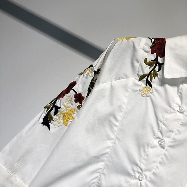 Cămașă albă de damă cu mâneci 7/8 și broderie