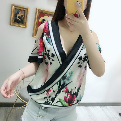 Bluză de damă cu decolteu în V și umerii goi